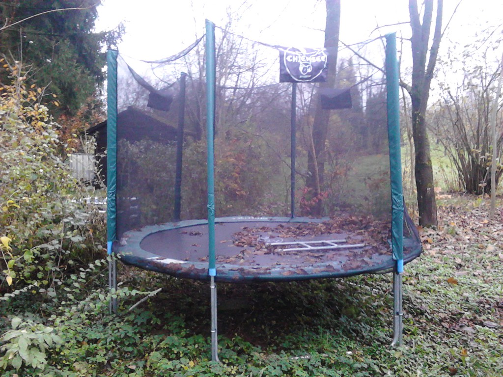 Gartentrampolin im Herbst