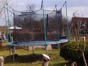 Schlecht gesichertes Gartentrampolin