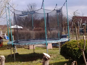 Gartentrampolin mit schlechtem Stand