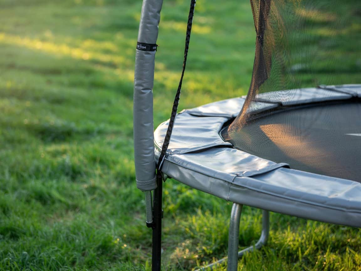 Gartentrampolin im Test - Haltestangen mit Polsterung Detail