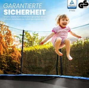 Kind springt lachend auf einem Gartentrampolin mit Sicherheitsnetz bei Sonnenschein