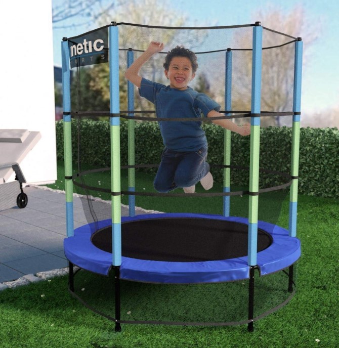Kind springt auf dem Kinetic Kindertrampolin im Garten