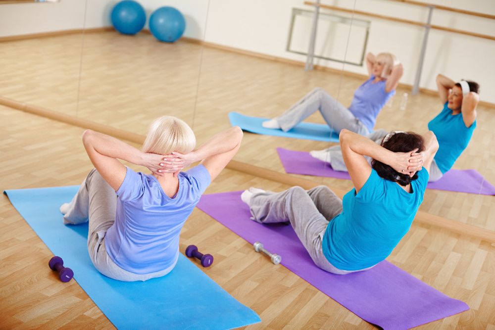 Trainingsgruppe macht Sit-Ups