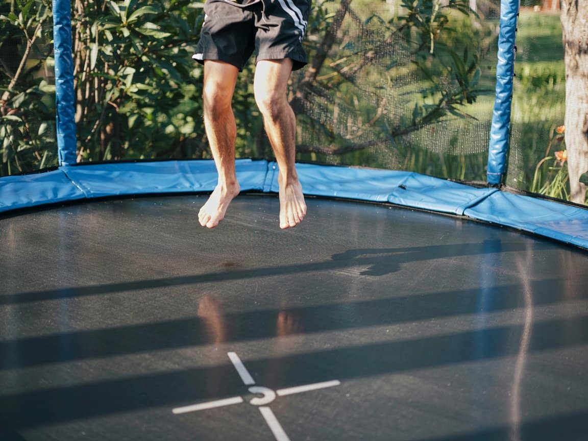 Person springt auf Trampolin - Sprungdynamik in Aktion