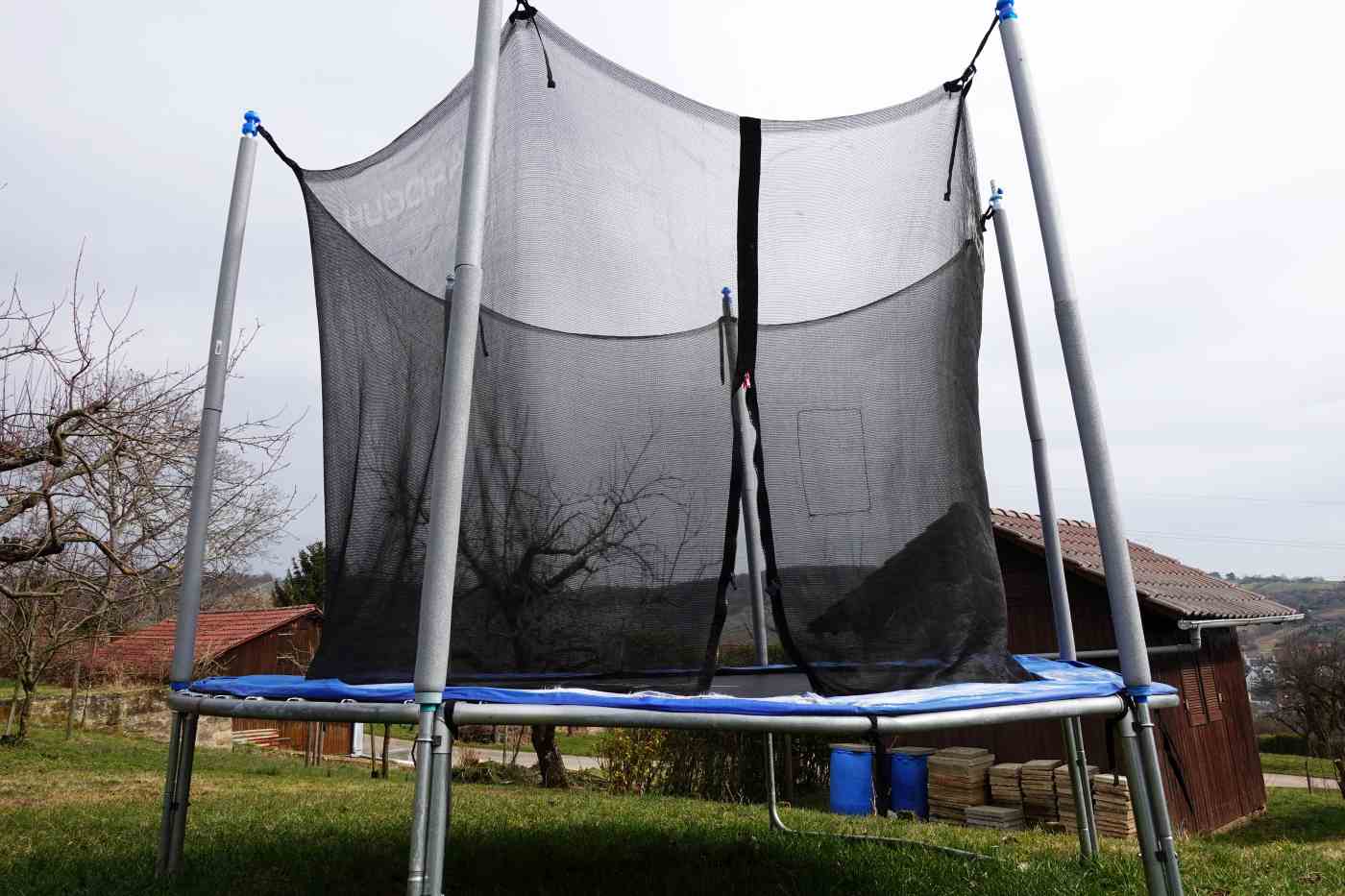 Trampolin im Garten