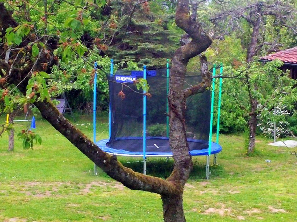 Muss Ein Trampolin Im Winter Abgebaut Werden Gartentrampolin im Winter abbauen und winterfest machen - So geht's