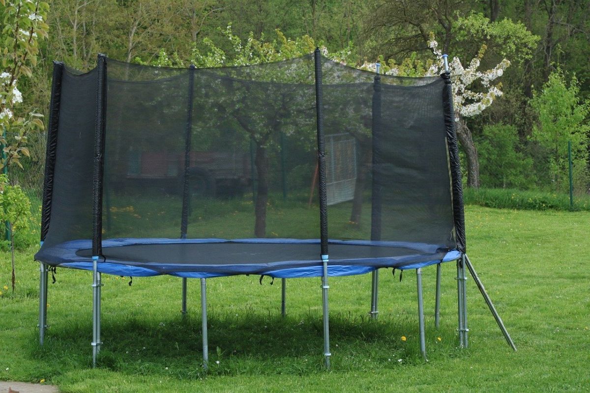 trampolin im Garten