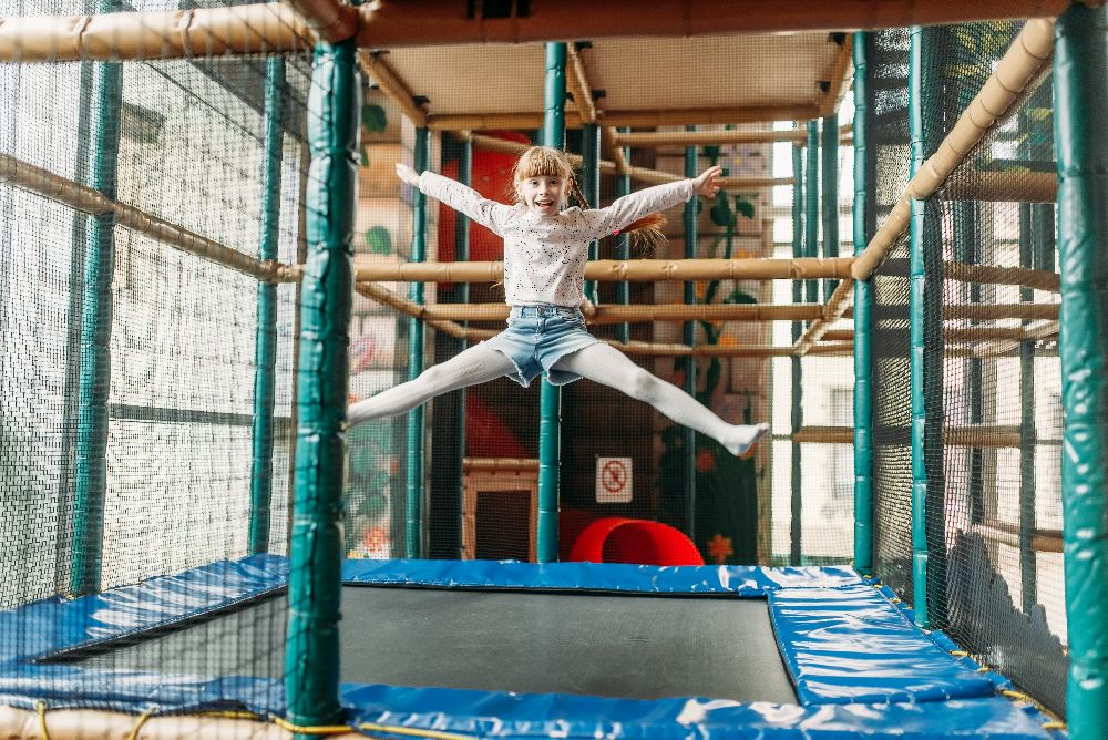 Kind auf Trampolin