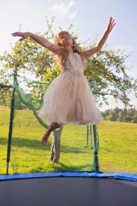 Mädchen hüpft auf Trampolin