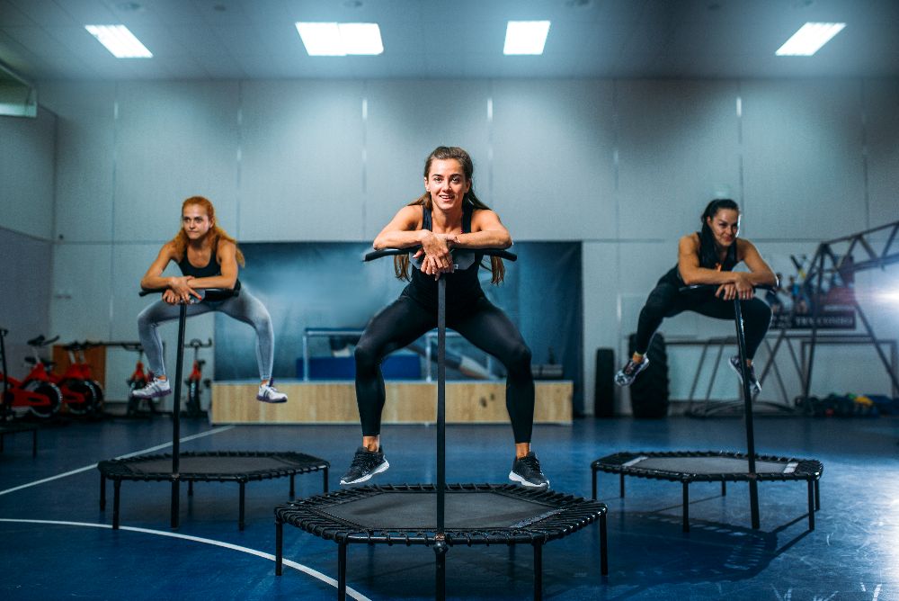 3 Frauen beim Trampolintraining